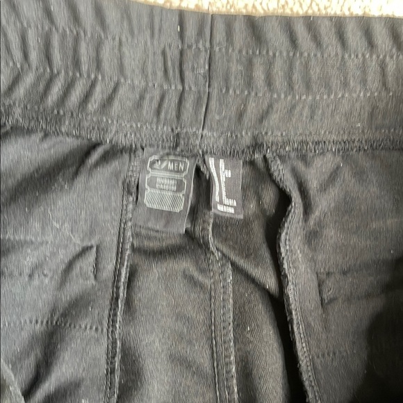 Forever 21 (21 men) Black Sweatpants with Matte Finish - Picture 3 of 4